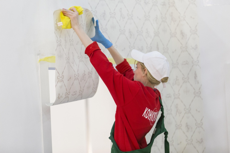 Как поклеить флизелиновые обои в одиночку — инструкция для новичка