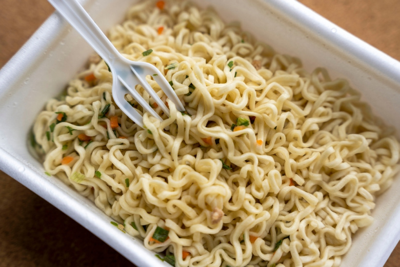 Россиян предупредили о серьезной опасности лапши быстрого приготовления