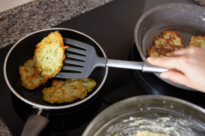 Врач назвал три опасных предмета на каждой кухне