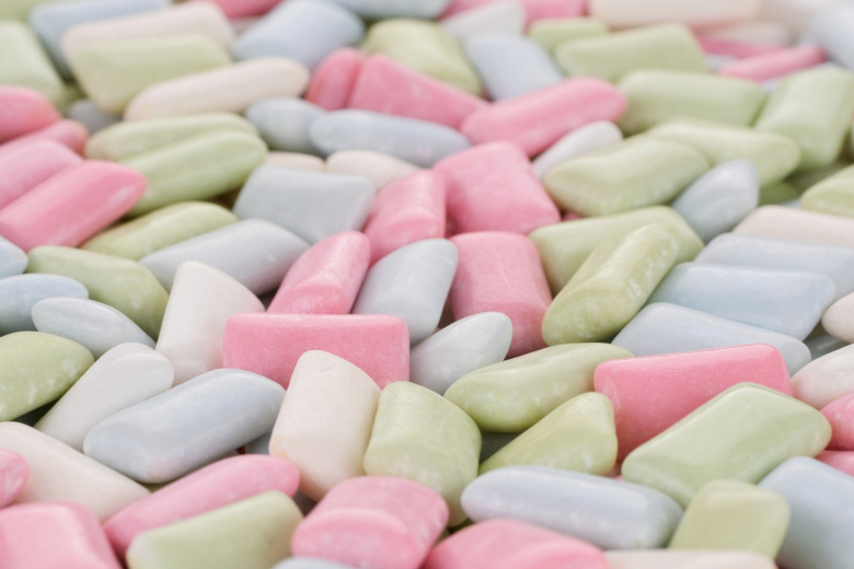 Гастроэнтеролог предупредил о вреде жвачки для зубов и желудка