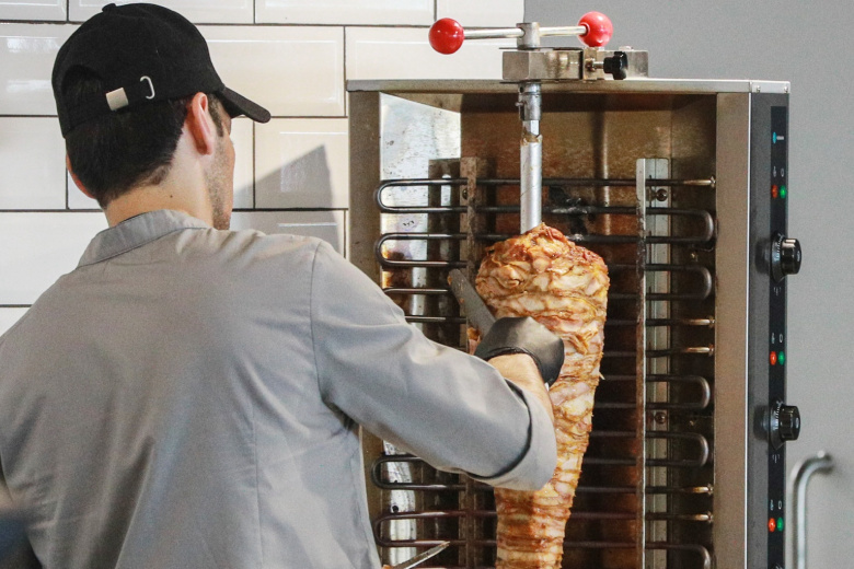 «Калорийная бомба»: врач назвала самый вредный ингредиент шаурмы