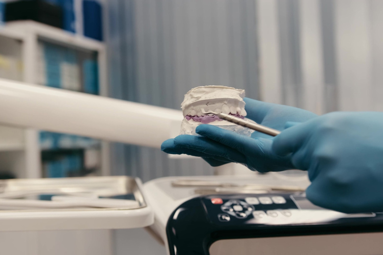 Стоматолог предупредила об опасности фальшбрекетов