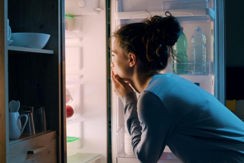 Врач предупредила, чем грозит привычка поздно ужинать