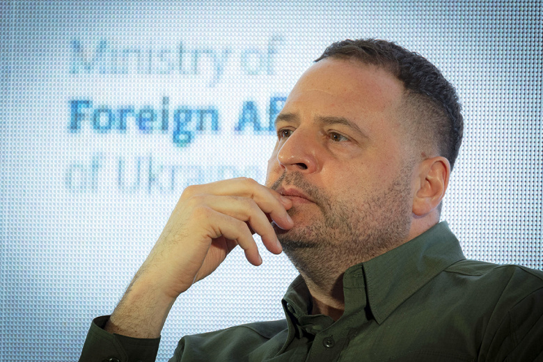 Экс-нардеп ответил, почему Ермак не ушел на фронт вопреки своим обещаниям