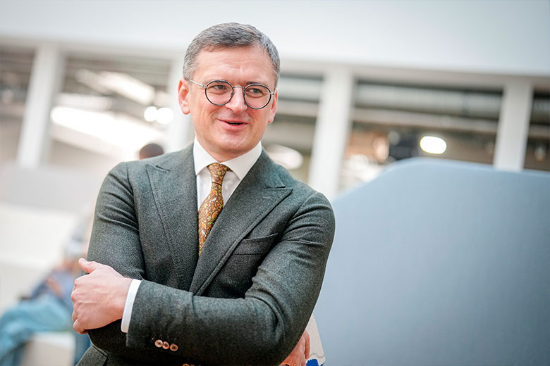 Стало известно, что сделал Кулеба после слов о готовности уйти на фронт