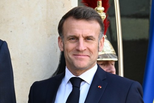 Макрон появился на публике с залитым кровью глазом